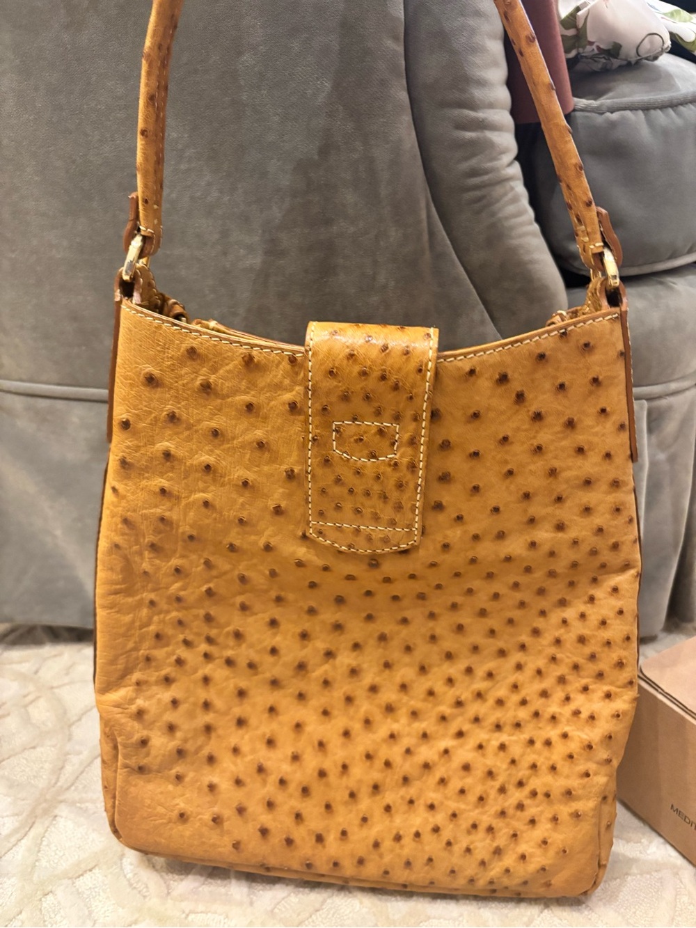 Tan genuine Ostrich Shoulder Bag with Gold Hardware - Picture 4 of 5